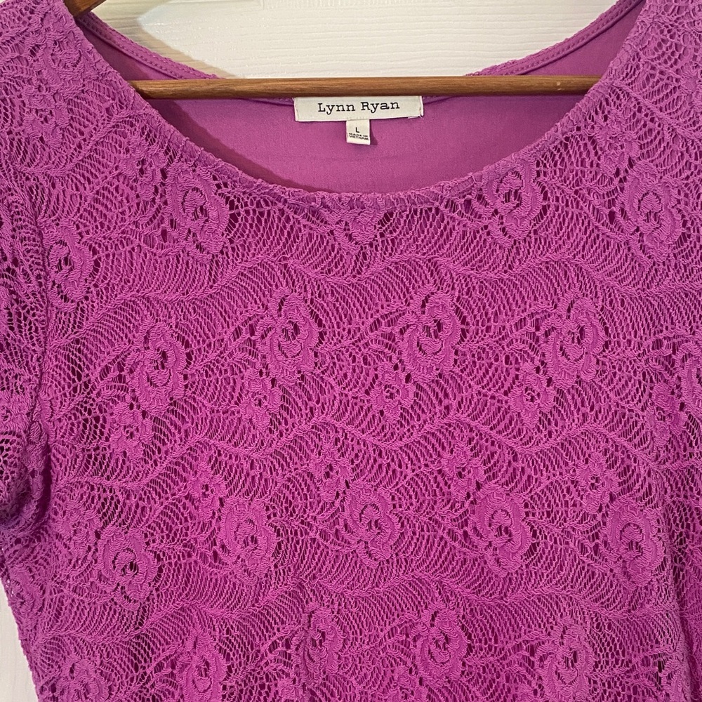 crochet lace L pullover top unique Lynn Ryan Short Sleeve Lace Magenta